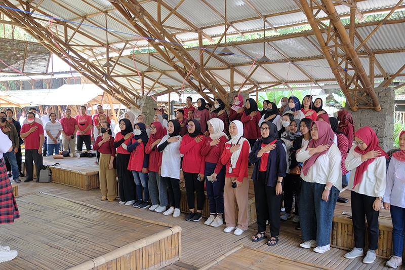Menyanyikan lagu kebangsaan Indonesia Raya