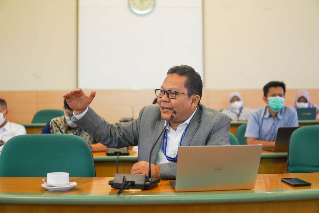 Prof. Ari Purbayanto, Ph.D. sedang menyampaikan materi sesi pertama