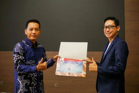 Penyerahan sertifikat dari panitia penyelenggara Kongres IV AIPTLMI