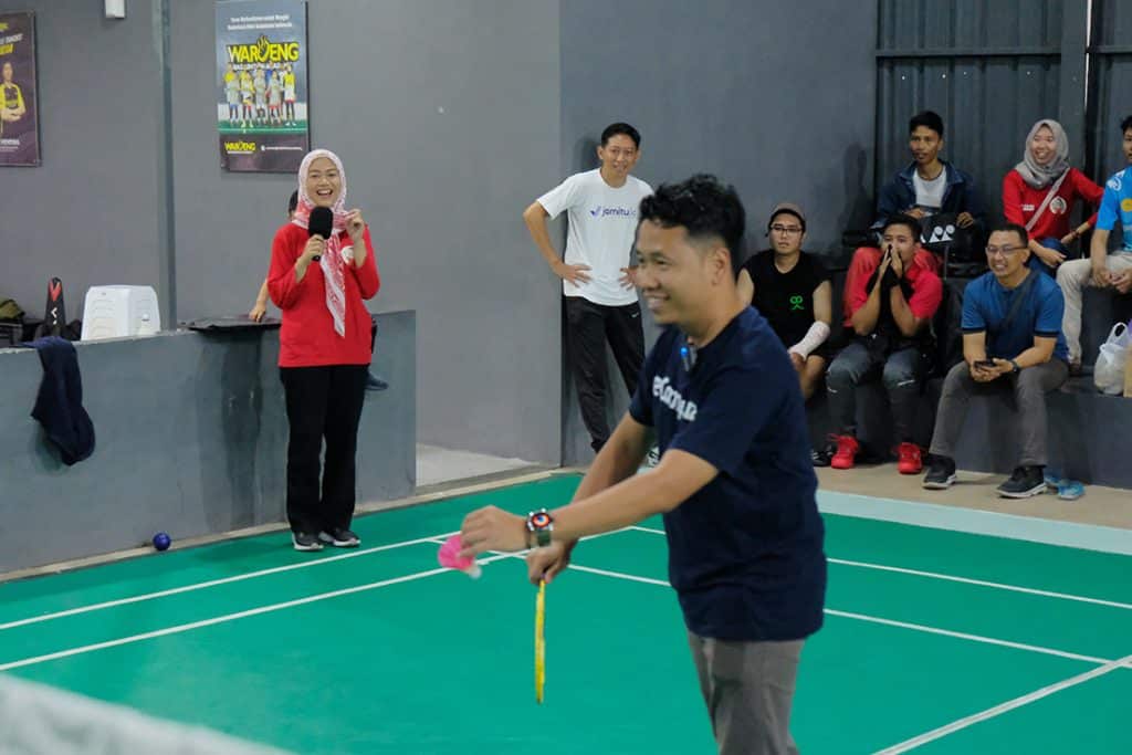 Bapak Awaludin Zakaria membuka kegiatan Tanding Tepok Bulu sebagai pembukaan acara HUT PT SKI ke-6