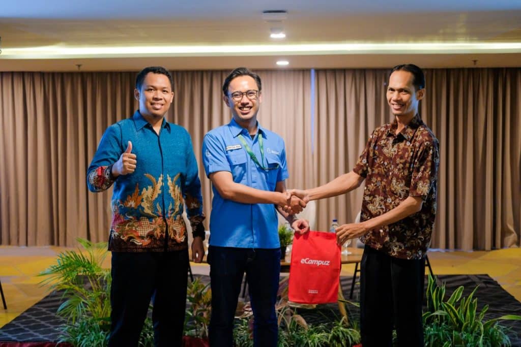 Penyerahan cinderamata kepada perwakilan dari Biznet