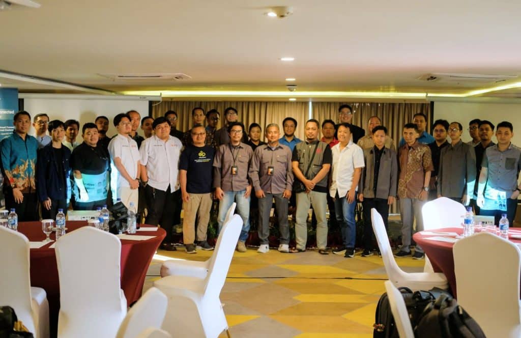 Dokumentasi bersama seluruh narasumber dan peserta yang hadir.