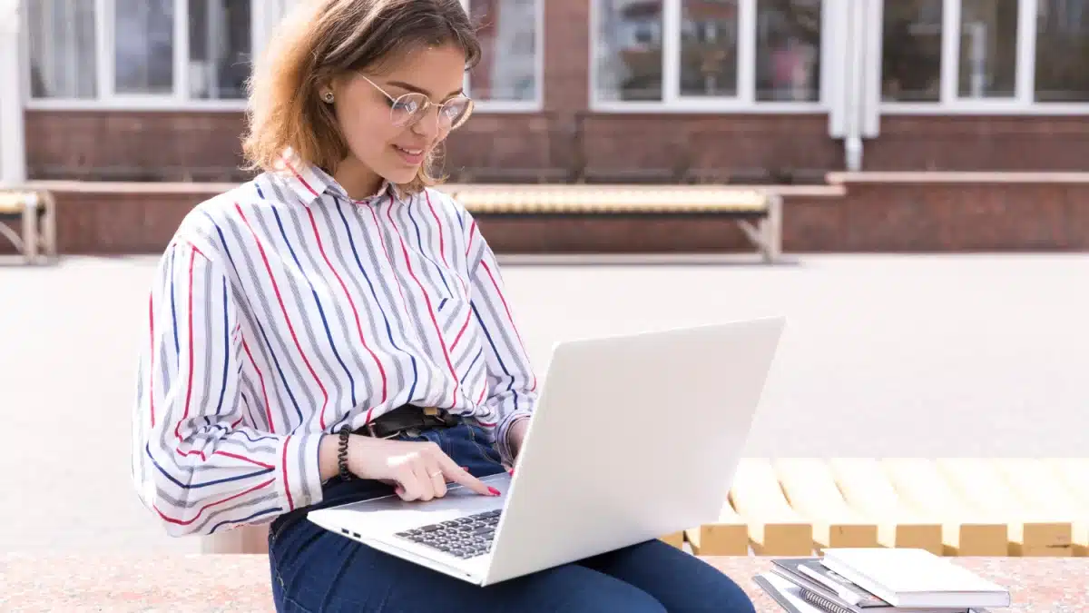Aplikasi E-Learning Berbasis Web untuk Mendukung Pembelajaran Digital di Universitas